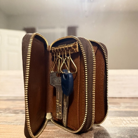 Louis Vuitton Monogram 6 Key Double Zipper Key Wallet. - Picture 6 of 8